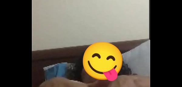  Mi prima quiere que la vea masturbarse por videollamada y llega al orgasmo